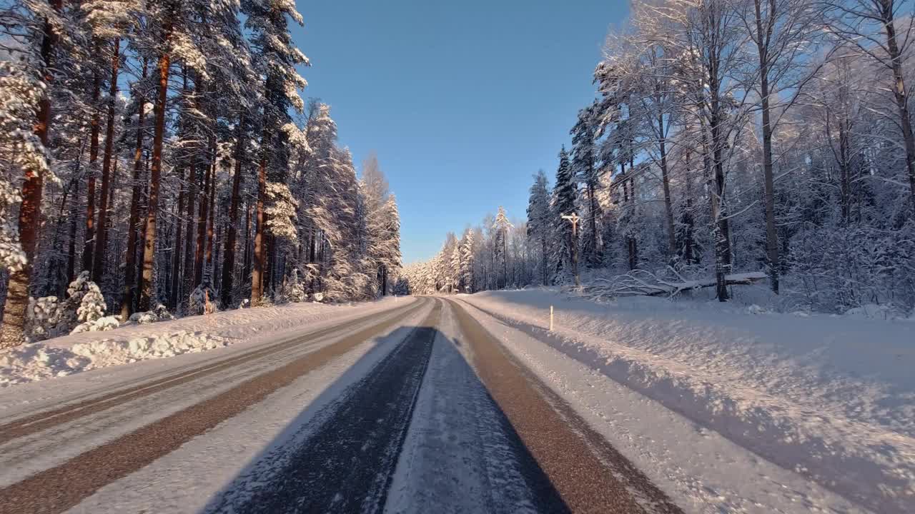 芬兰维护良好的冬季道路有助于日常通勤驾驶POV