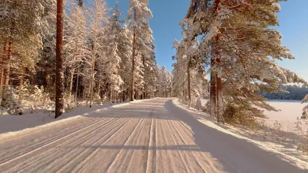 詳情圖-POV風(fēng)景優(yōu)美的冬季駕駛在冰雪覆蓋的陽光親吻芬蘭森林