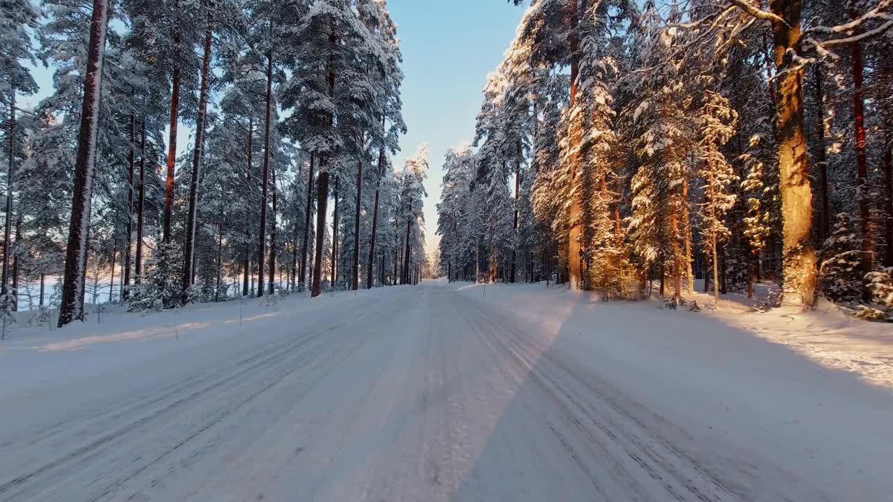 小心熟练驾驶POV通过冰雪覆盖的森林道路芬兰