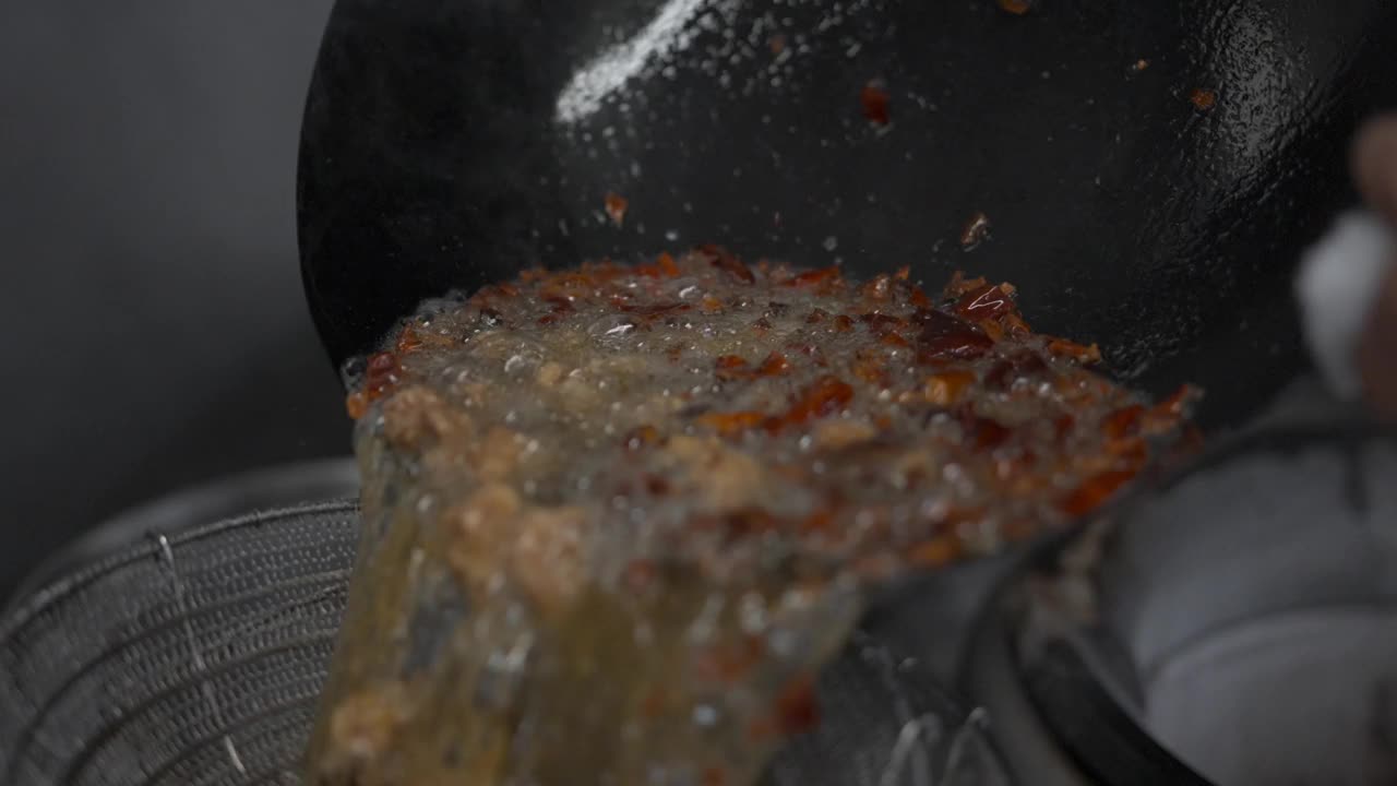 厨师用炒锅做饭