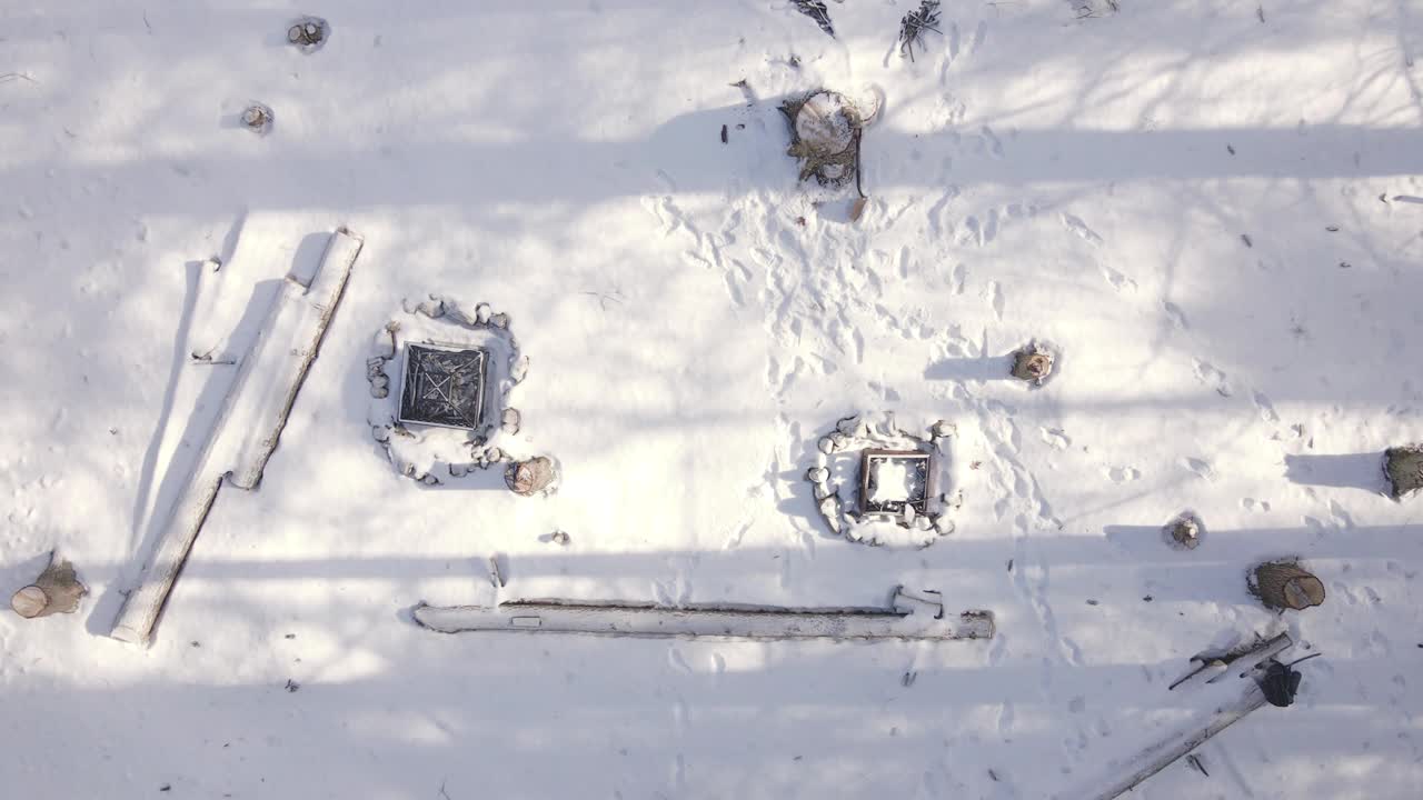 白雪覆盖的森林中火坑的高海拔视图