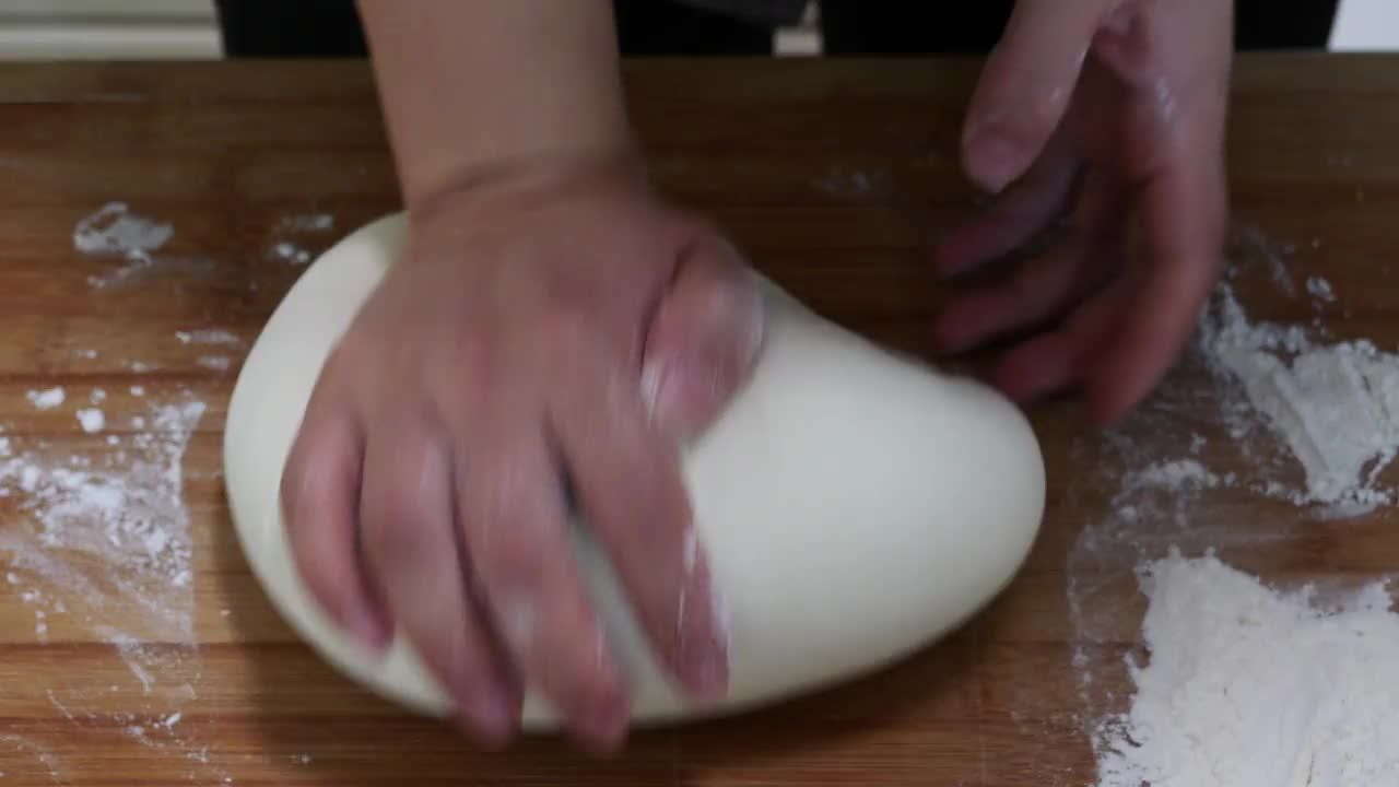 制作传统的中国饺子，在木板上揉面