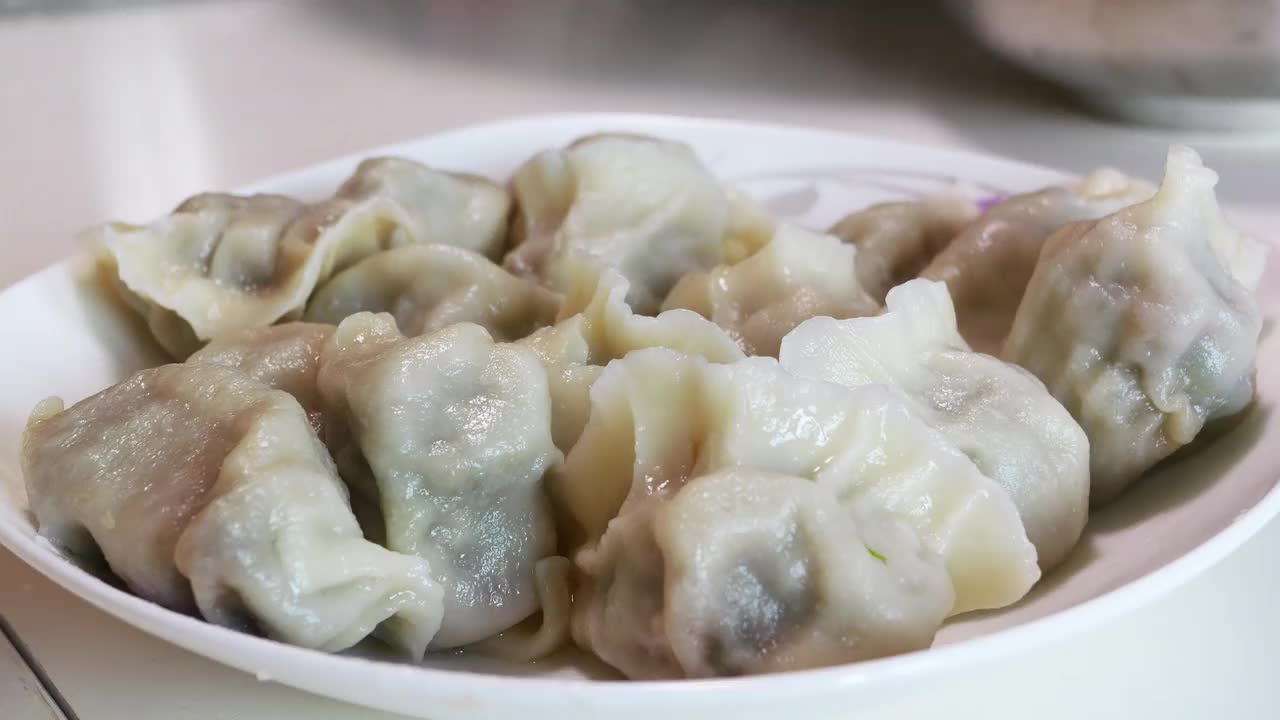 一盘刚煮好的中国饺子