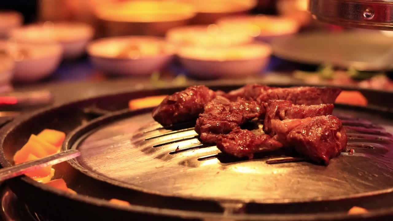 在韩国餐厅煮牛肉，把肉翻过来煮