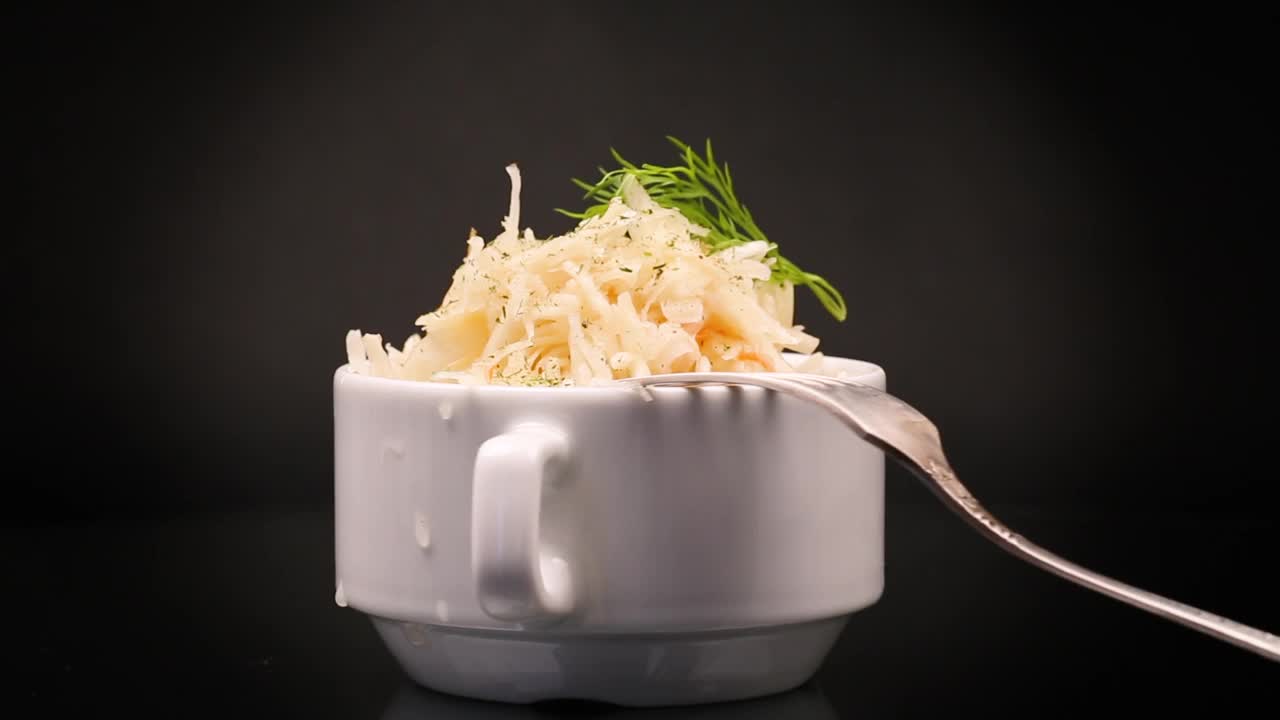 白碗里的胡萝卜和香料酸菜