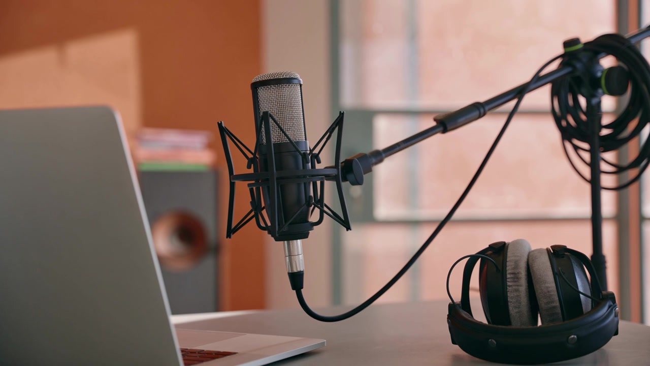 詳情圖-傾斜下來在家庭辦公桌上的錄音設(shè)備與筆記本電腦麥克風(fēng)和耳機(jī)在桌子上
