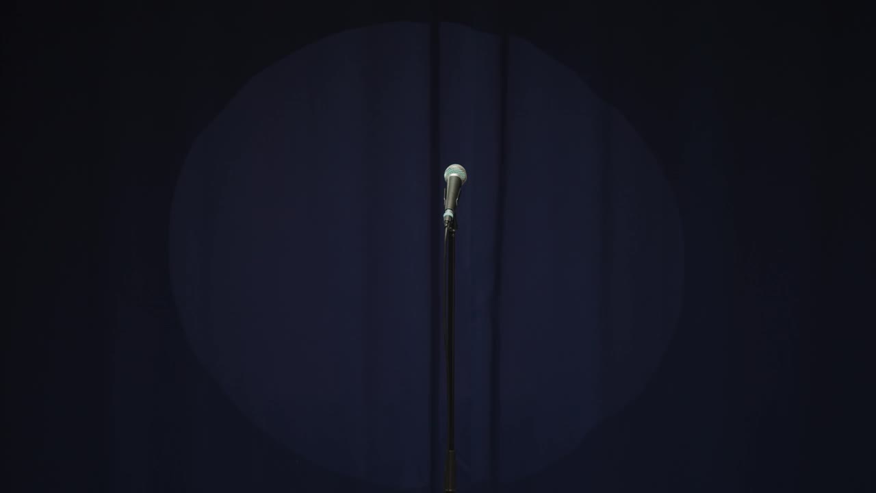 单口相声咖啡馆，喜剧音乐会。一个人在舞台上讲笑话。男喜剧演员演讲者用麦克风与观众表演，幽默的独白。导师教练培训。公共演讲大师班。