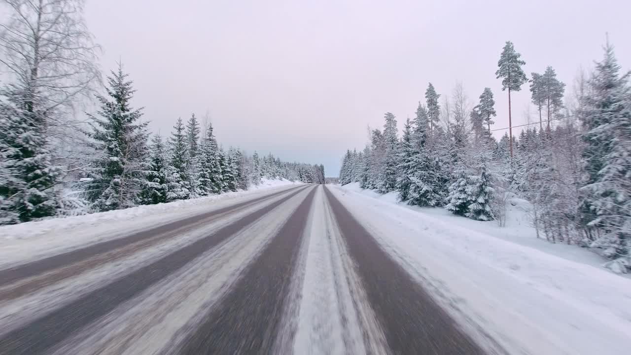 高速令人兴奋的冬季驾驶POV在冰雪覆盖的芬兰城市道路