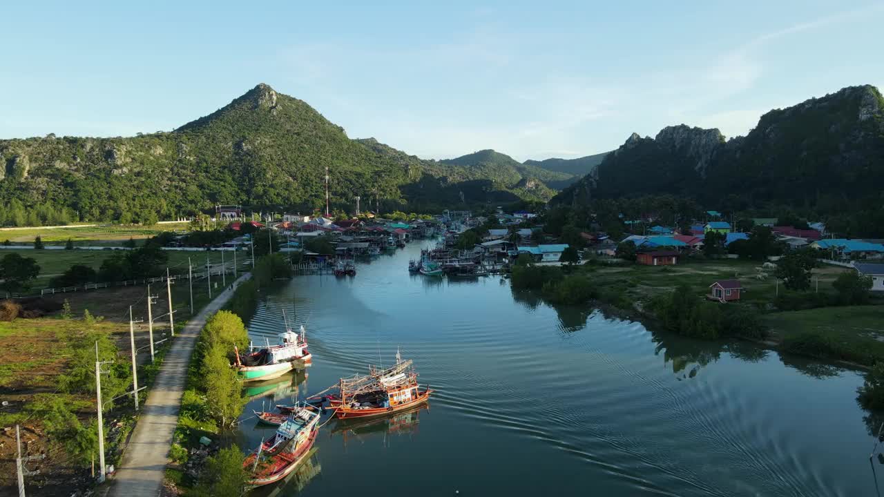 无人机向Bang Pu渔村移动，展示了泰国Prachuap Khiri Khan Sam Roi Yot国家公园的完整景观。