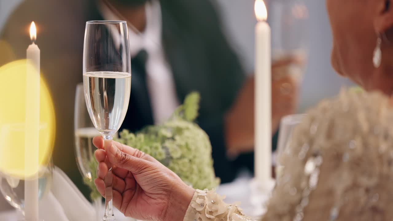 香槟、晚餐和女士用派对酒杯为特殊事件、友谊、团聚或新年祝酒。精致的餐厅，优雅的餐厅与人搭配酒精、饮料或起泡白葡萄酒