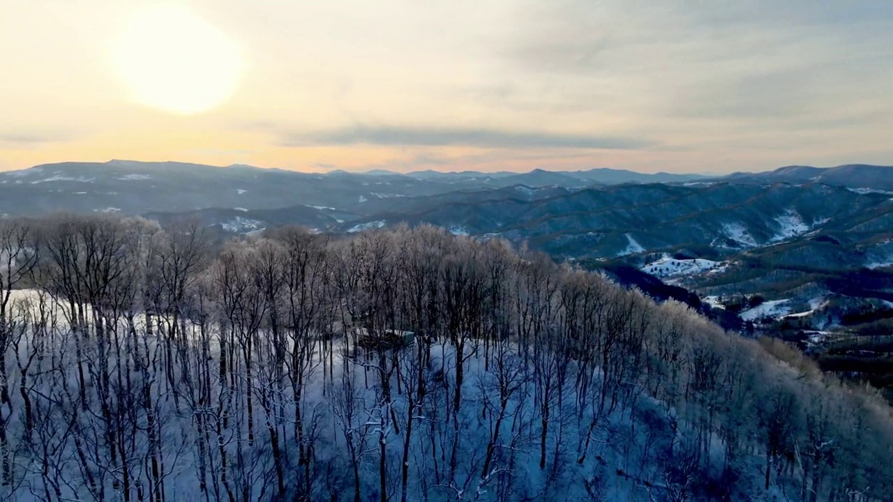 在布恩附近的冰川和蓝岭山脉的吹风岩石nc上进行空中拉拔