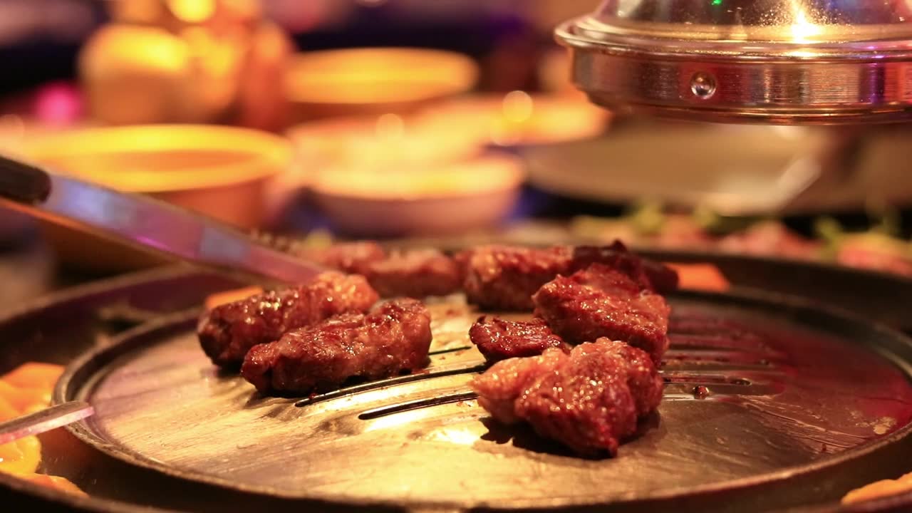 詳情圖-在韓國餐廳煮牛肉，把肉翻過來煮，特寫