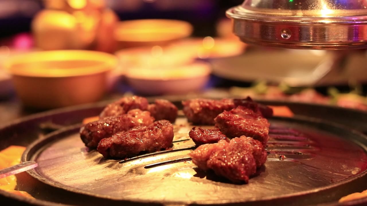 詳情圖-在韓國餐廳煮牛肉，把肉翻過來煮，特寫