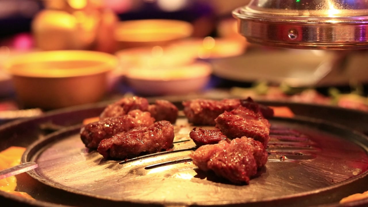 詳情圖-在韓國餐廳煮牛肉，把肉翻過來煮，特寫
