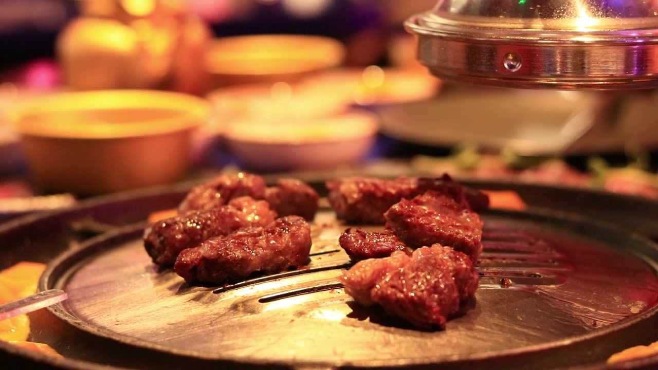 詳情圖-在韓國餐廳煮牛肉，把肉翻過來煮，特寫