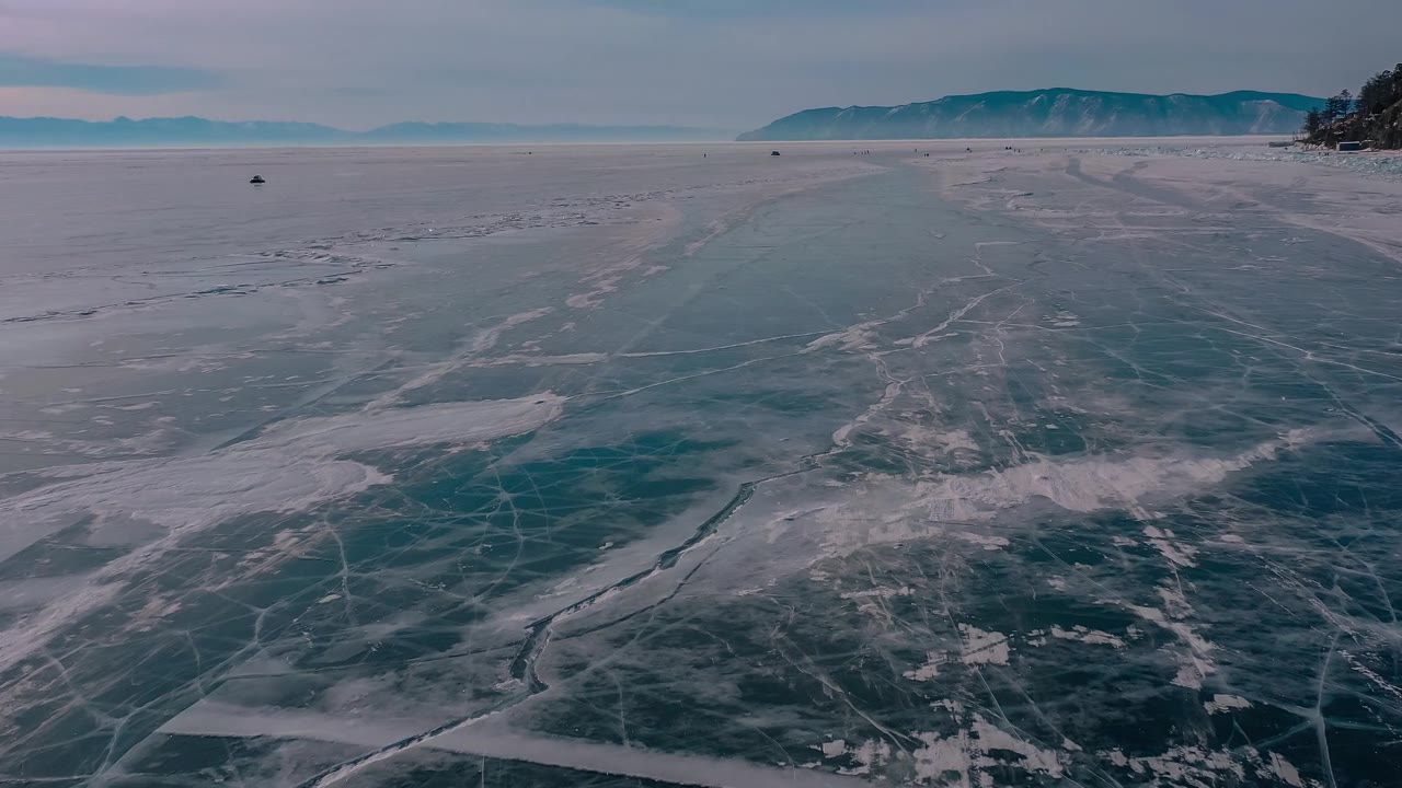 详情图-空中无人机拍摄的贝加尔湖冰封的冬天。蓝色透明冰深裂缝顶视图。冰的自然冷背景。冬天的抽象背景。