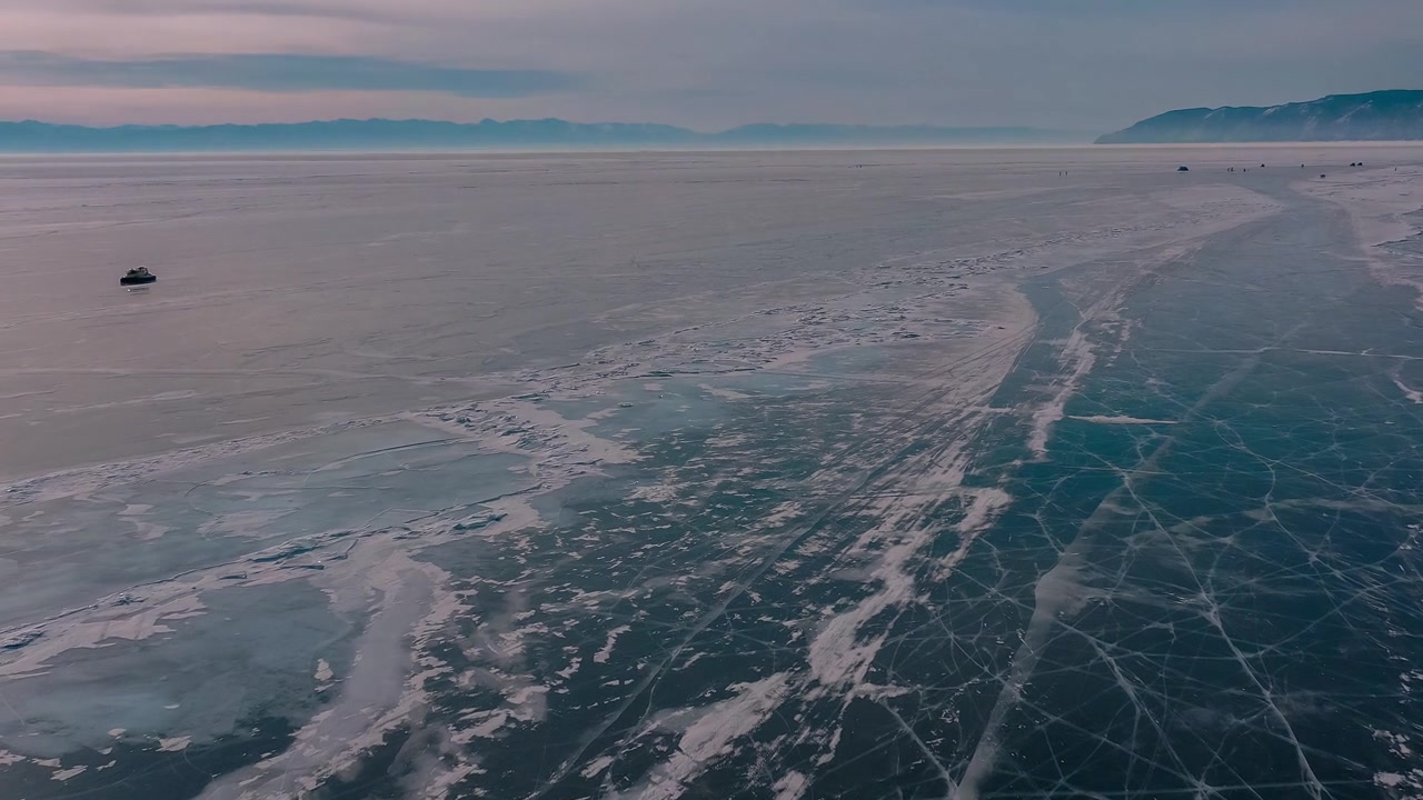 详情图-空中无人机拍摄的贝加尔湖冰封的冬天。蓝色透明冰深裂缝顶视图。冰的自然冷背景。冬天的抽象背景。