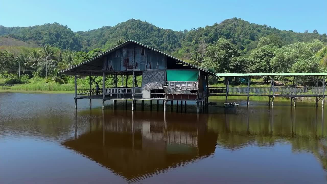 泰国兰达岛湖上的渔场房子