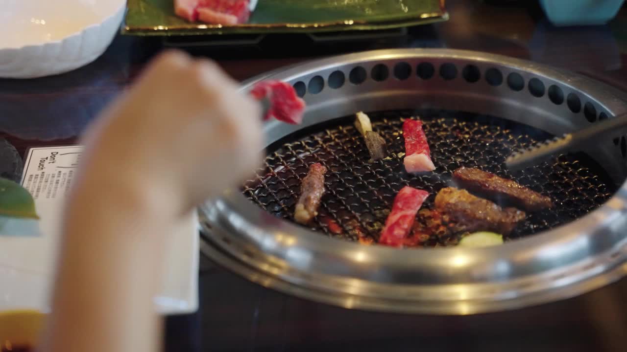 4k美味的和牛被放在日本餐厅的烤架上