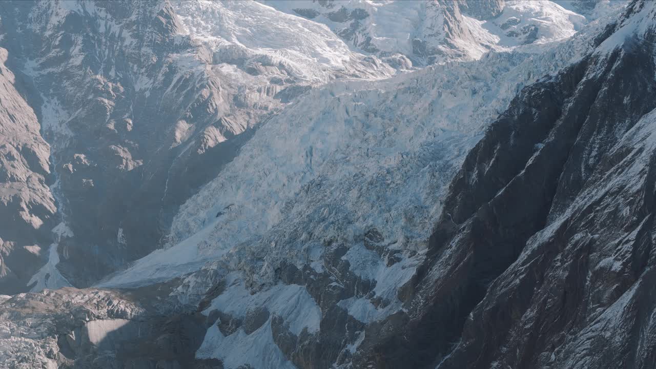 珠穆朗玛峰的景观，尼泊尔的世界最高峰，冰川融化，积雪，阳光充足的环境，全球变暖，无人机拍摄的山地岩石4K特征