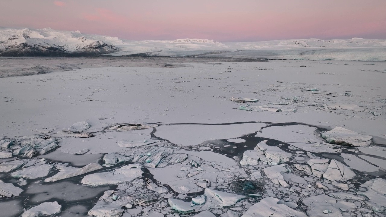 Jökulsárlón冰川泻湖在冰岛的冬季-空中无人机拍摄