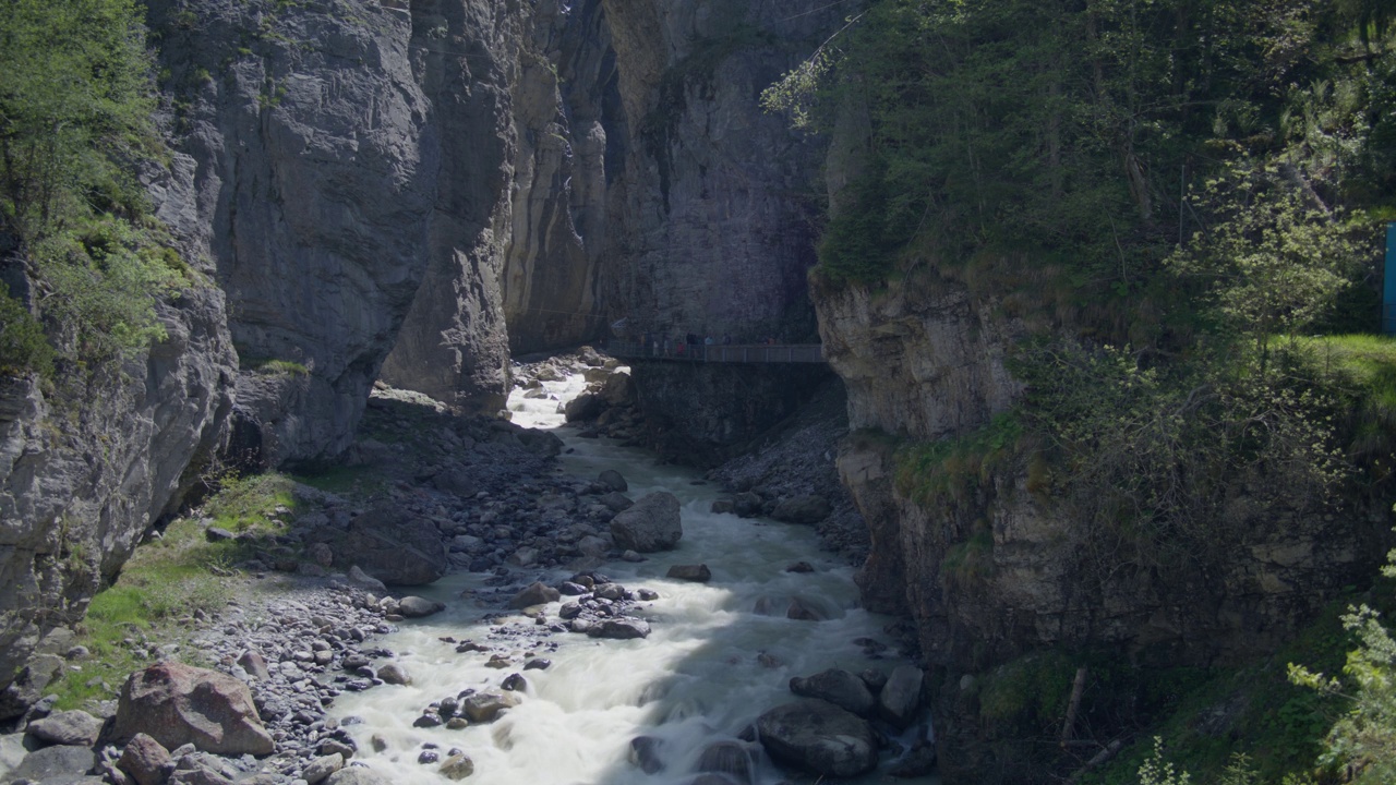 山峡谷口的激流|冰川峡谷的格林德瓦尔德瑞士洞穴，欧洲，4k