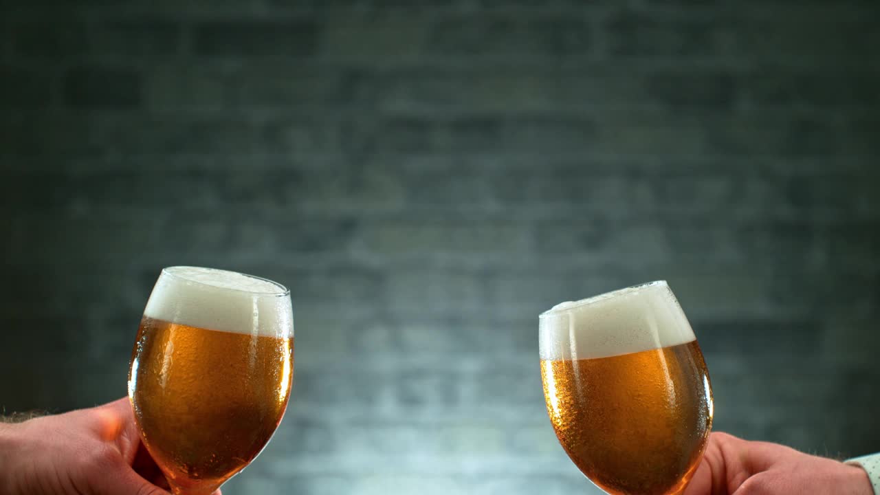 用啤酒杯敬酒的超级慢动作，镜头移动