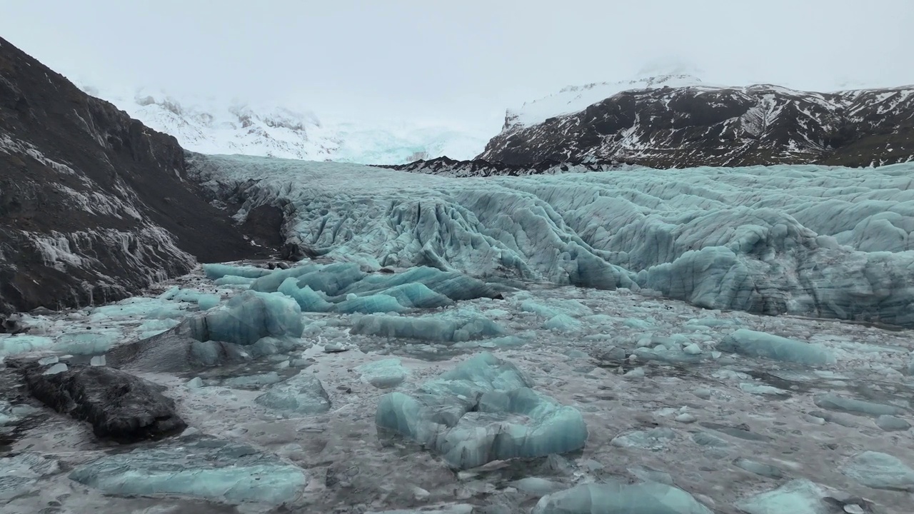 冰岛Vatnajokull Skaftafell国家公园的Svinafellsjokull冰川的冰表面和裂缝-无人机向前飞行