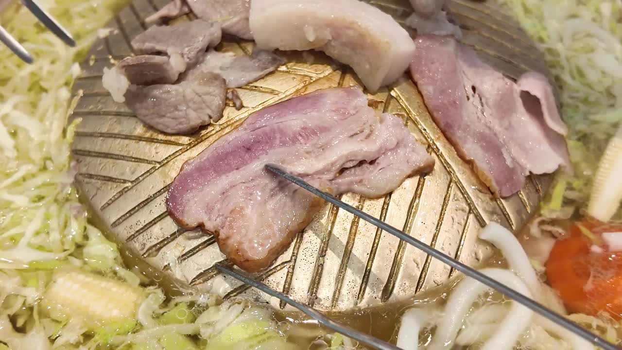 猪肉烧烤。不健康的饮食。