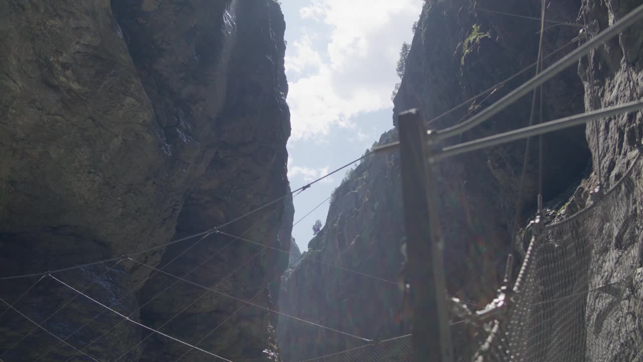 风吹网绳在洞穴阳光|格林德沃瑞士洞穴在冰川峡谷，欧洲，4k