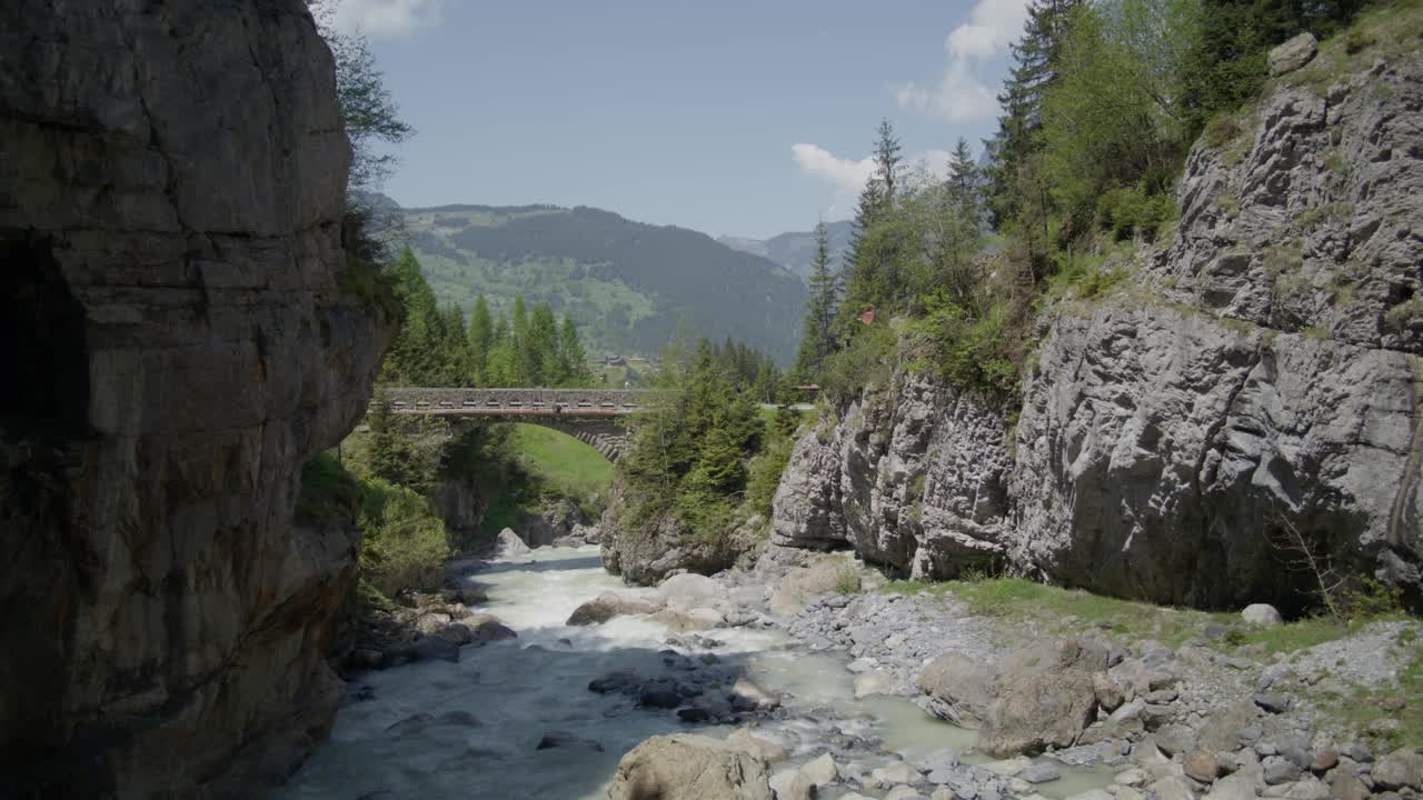 桥边洞口的激流|冰川峡谷的格林德瓦尔德瑞士洞穴，欧洲，4k