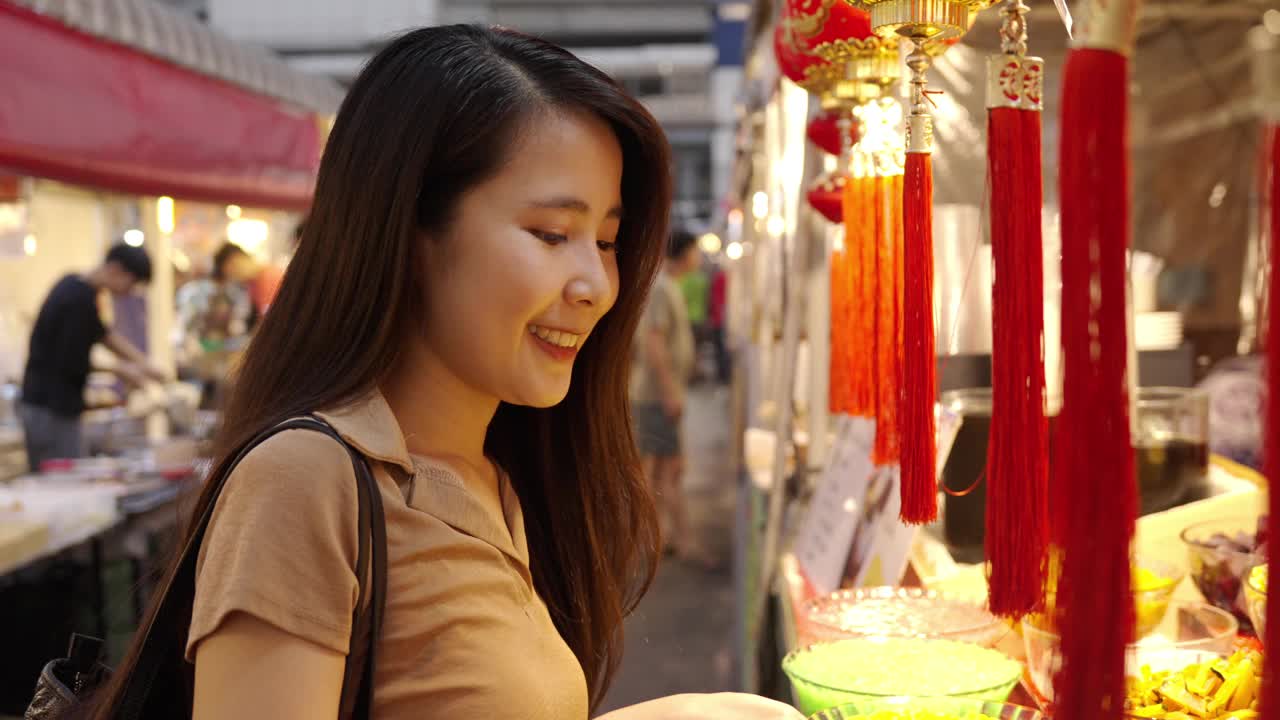 亚洲女子点甜点