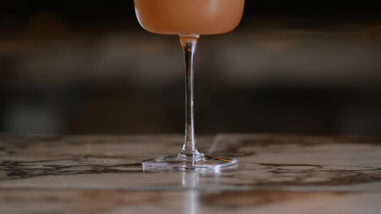 一杯paloma鸡尾酒放在吧台上的倾斜镜头