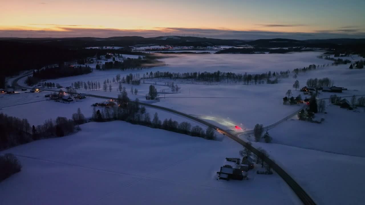 黄昏的雪景，道路和散落的房屋，瑞典Sidensjö附近，鸟瞰图