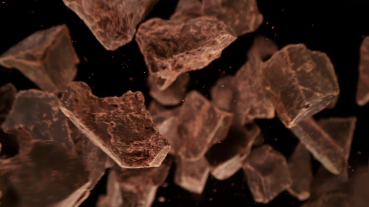 以1000帧/秒的速度拍摄生巧克力块飞向相机的超级慢动作镜头。