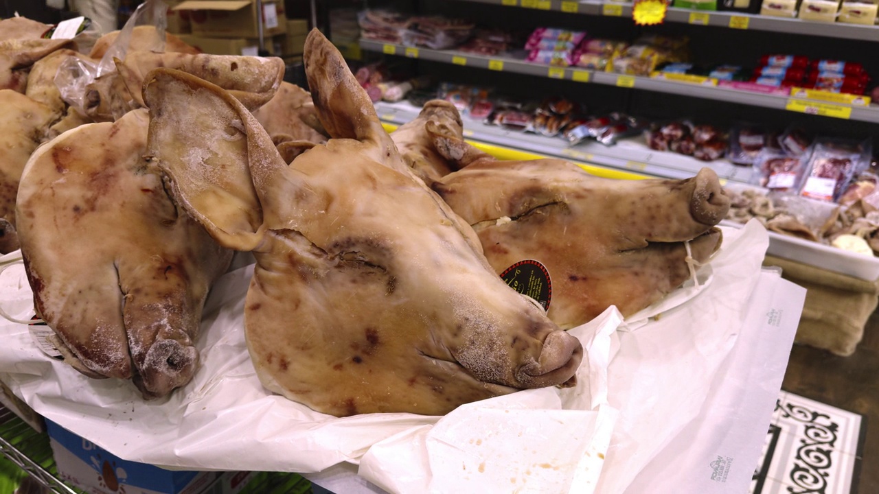 当地一家肉店展出的新鲜猪头