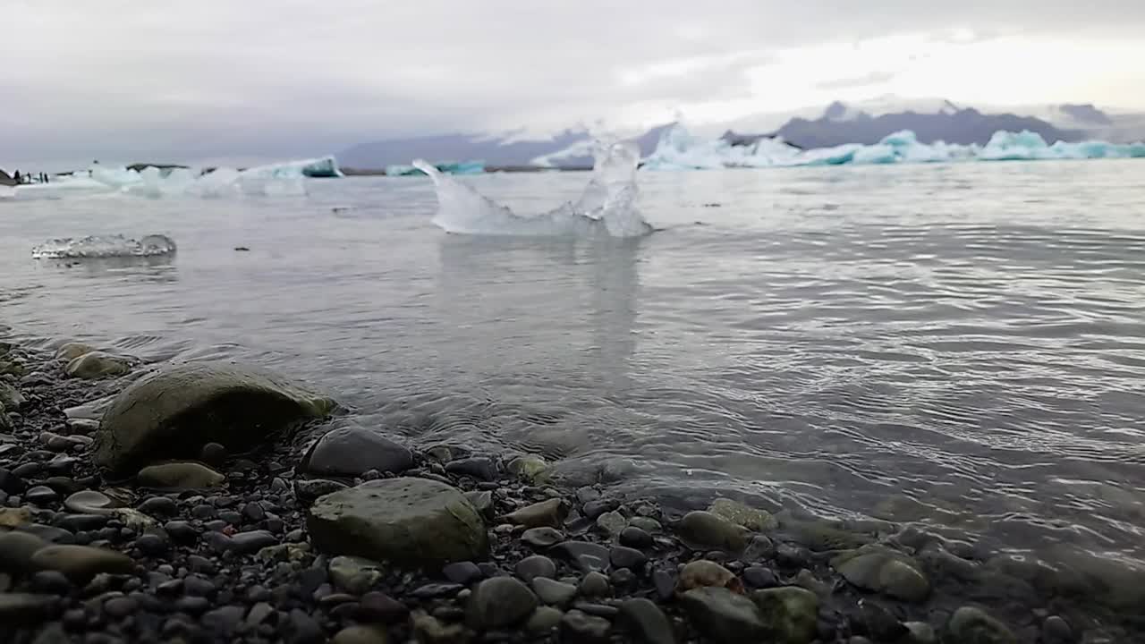 冰岛的Jokulsarlon冰川泻湖。