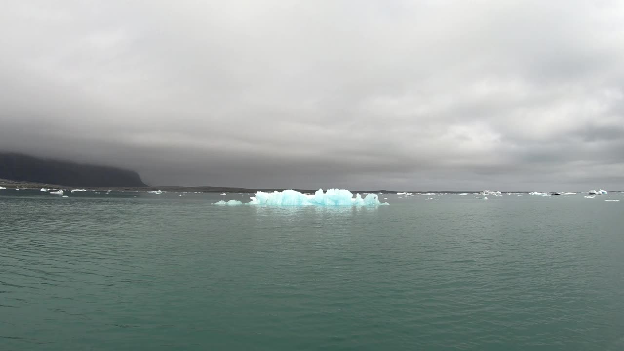 冰岛Jokulsarlon冰川泻湖的游船之旅，游船在漂浮的冰山之间