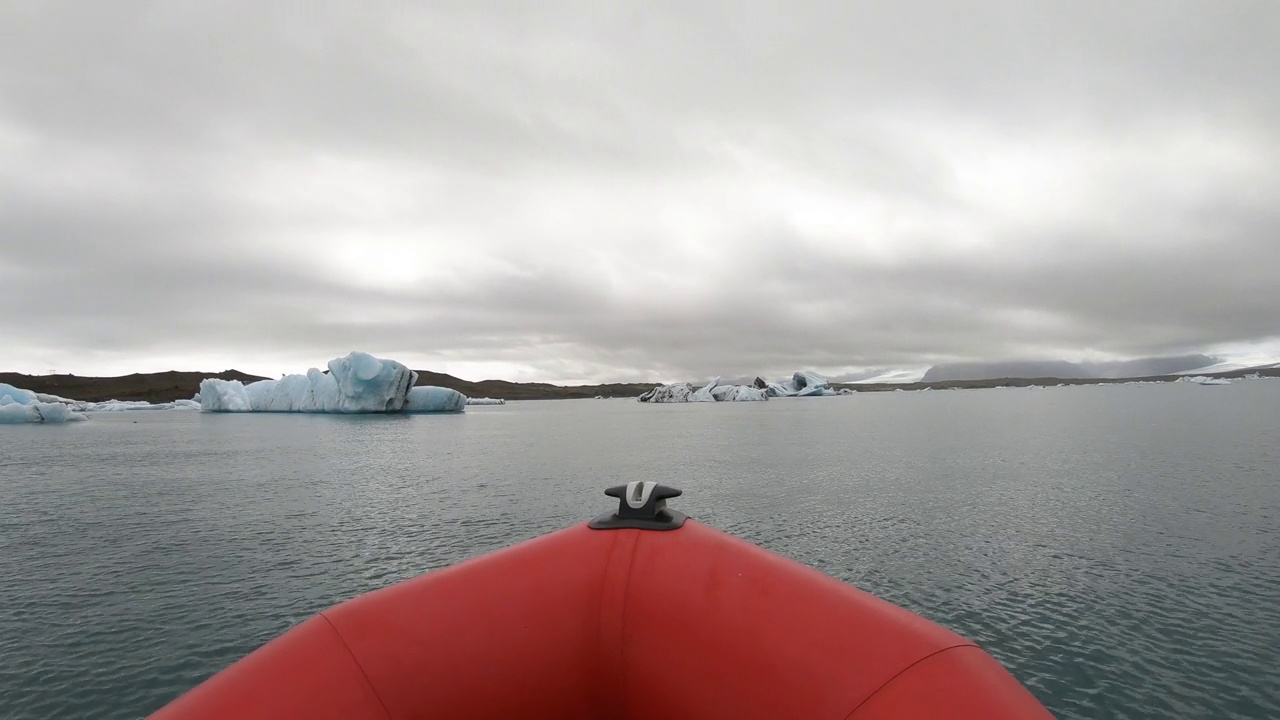 冰岛Jokulsarlon冰川泻湖的游船之旅，游船在漂浮的冰山之间