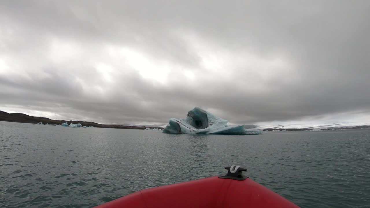 冰岛Jokulsarlon冰川泻湖的游船之旅，游船在漂浮的冰山之间