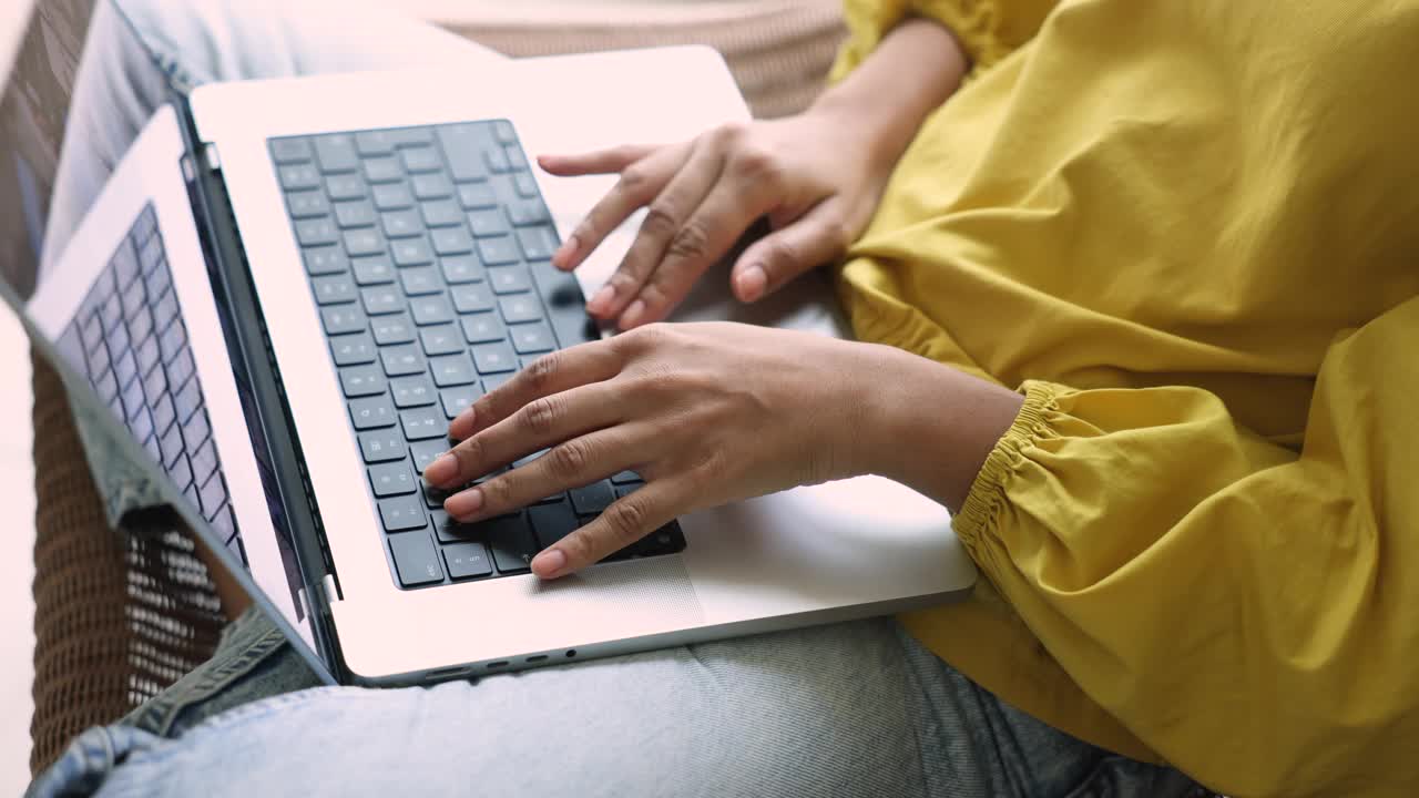 近距离观察未知女性使用笔记本电脑远程办公