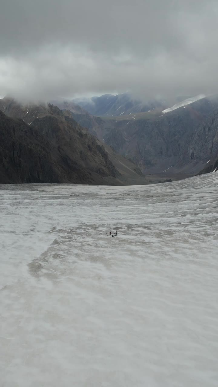 详情图-登山者在冰川上行走。无人机的垂直视频。