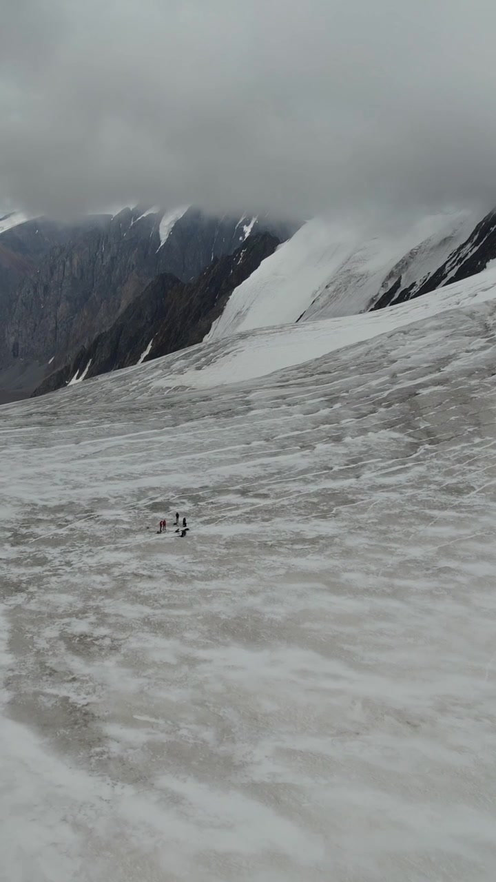 详情图-登山者在冰川上行走。无人机的垂直视频。