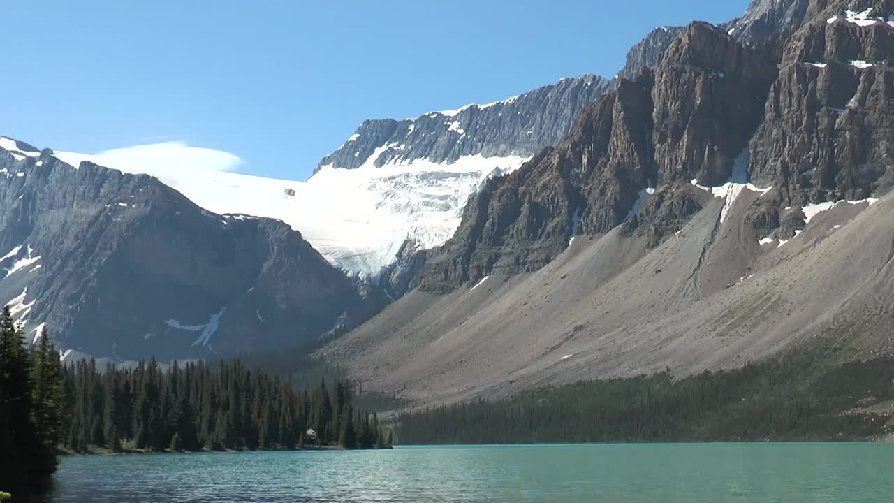 加拿大的自然。有山脉、森林、湖泊和冰川的景观。冰川湖在加拿大落基山脉景观在一个充满活力的多云的夏日。