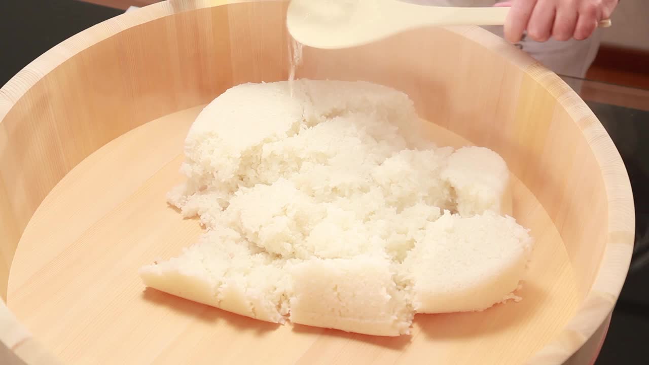 寿司手厨师准备日本米饭