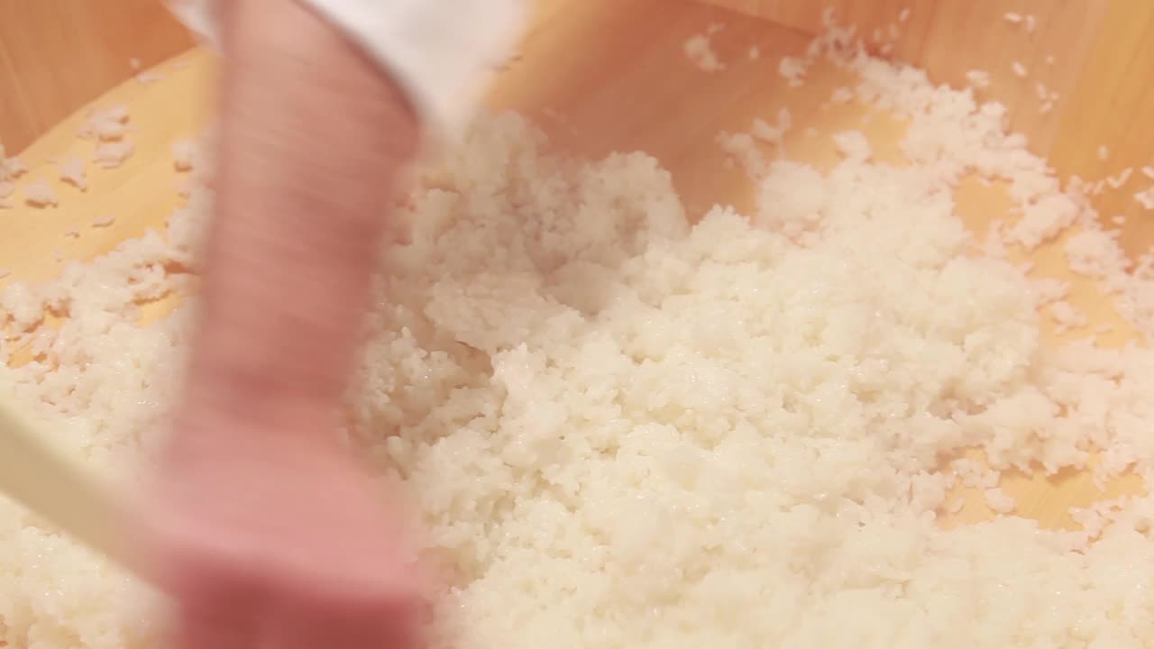 寿司手厨师准备日本米饭