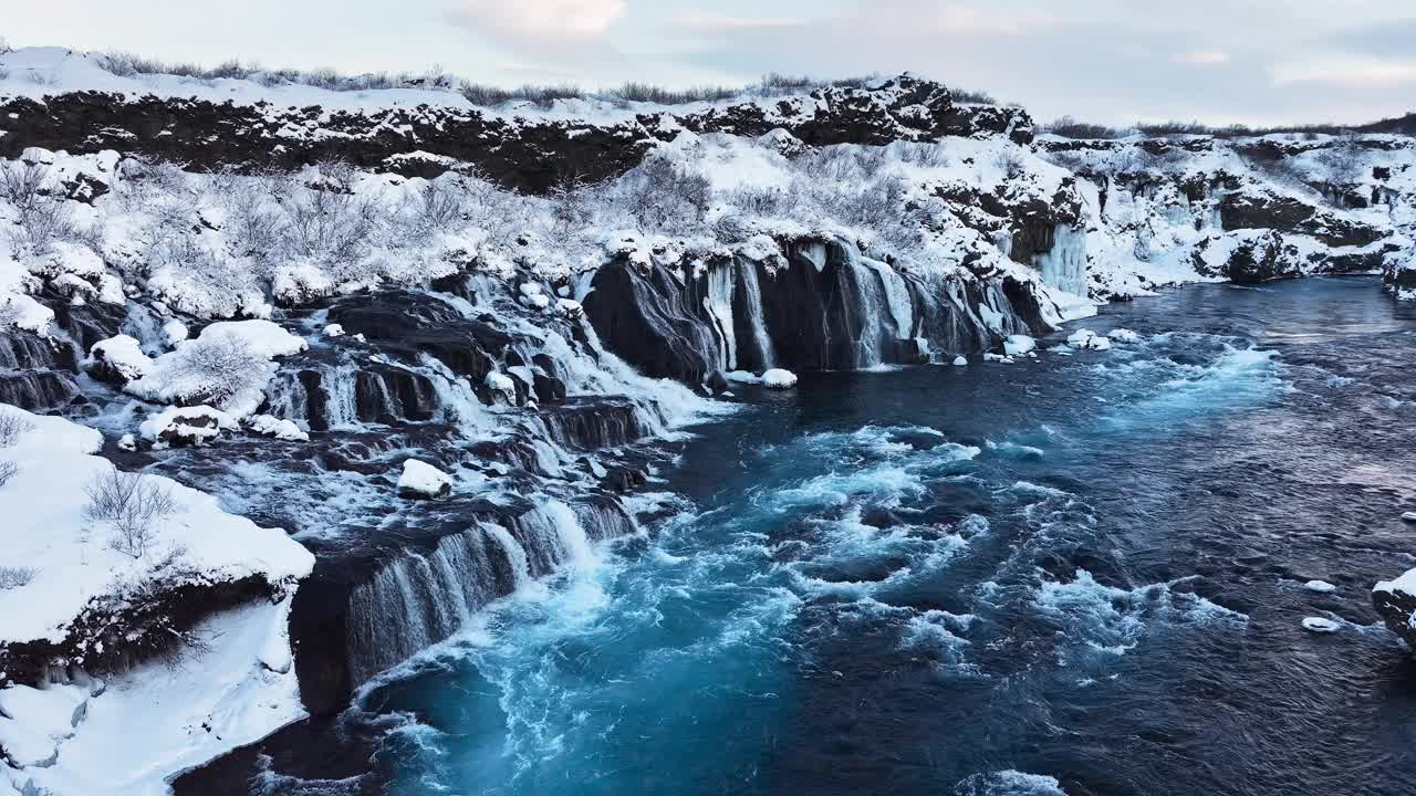 纯净的绿松石水，水流巨大的冰川河，冰岛瀑布，冬季冰冻瀑布，冰雪的神奇冬季位置，热门旅游景点