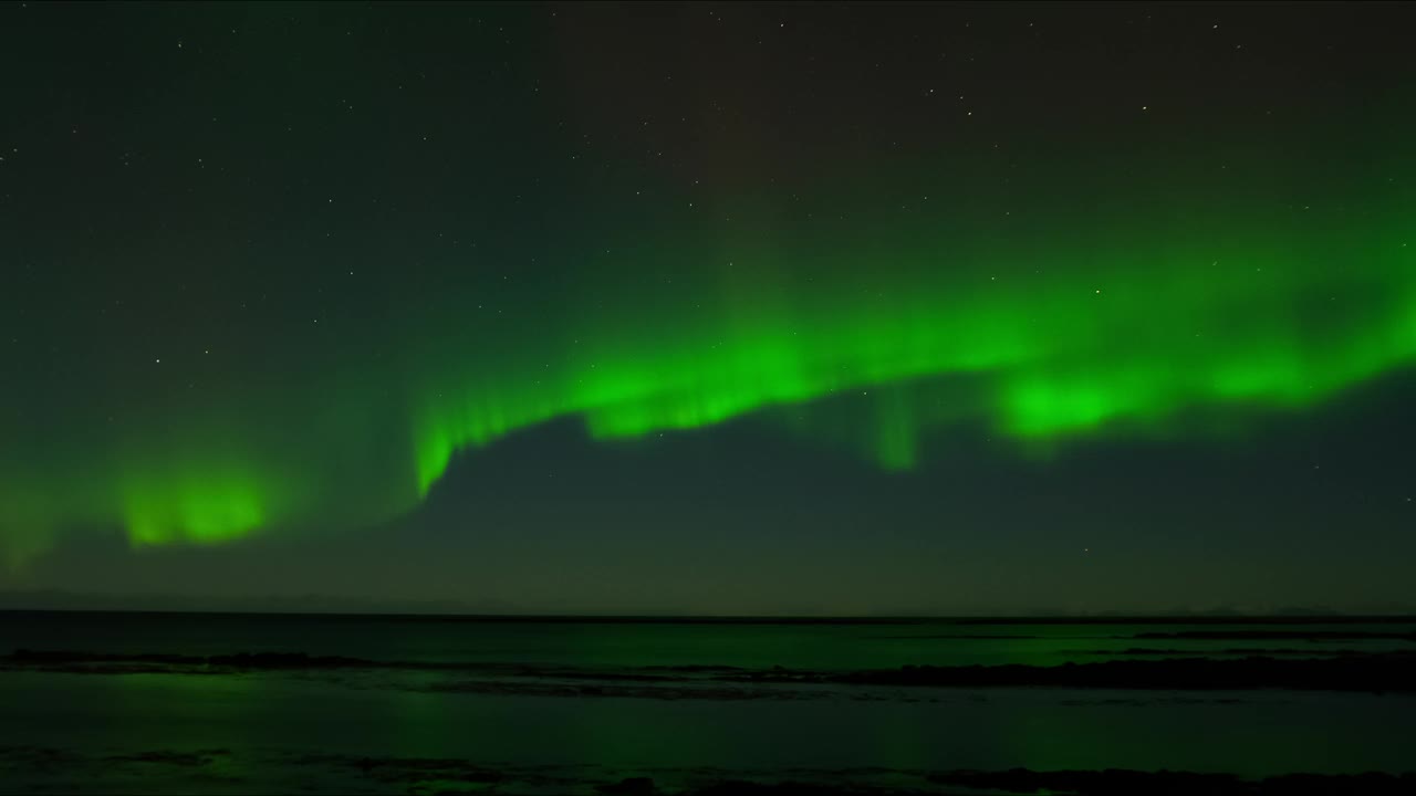 北極光，北極光在冰島，真正的夜空與星星時間推移，天文現象，太陽風，地球電磁場。