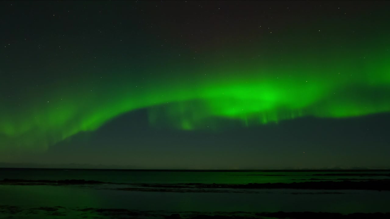 詳情圖-北極光，北極光在冰島，真正的夜空與星星時(shí)間推移，天文現(xiàn)象，太陽(yáng)風(fēng)，地球電磁場(chǎng)。