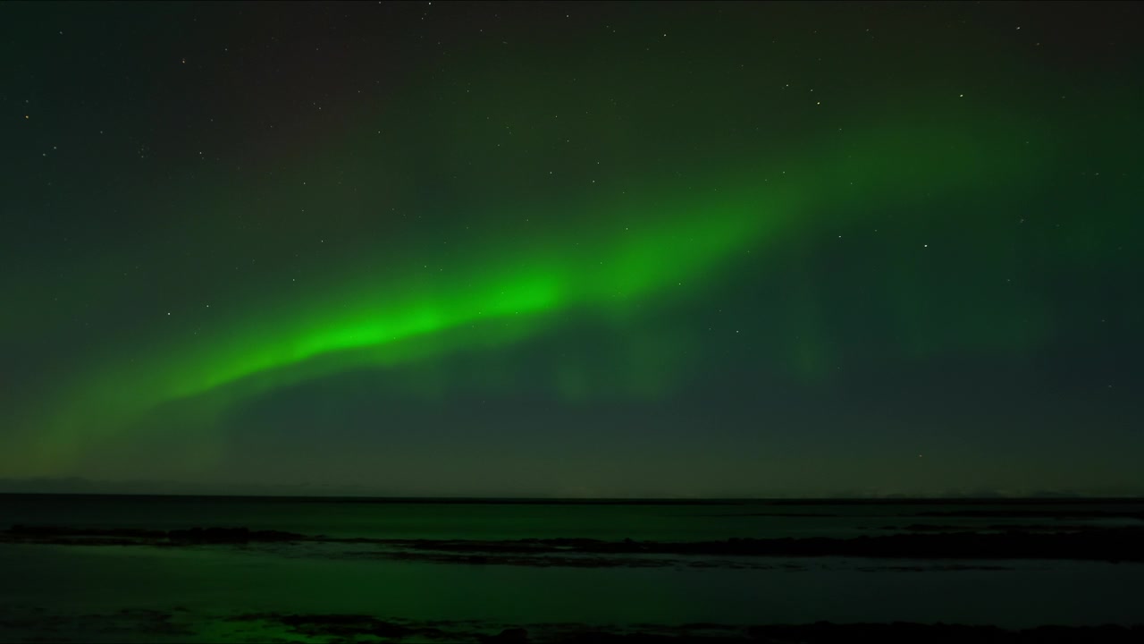詳情圖-北極光，北極光在冰島，真正的夜空與星星時(shí)間推移，天文現(xiàn)象，太陽(yáng)風(fēng)，地球電磁場(chǎng)。